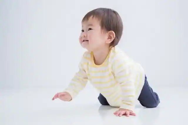 生後10ヶ月の赤ちゃんの成長や発達～高速ハイハイ、つかまり立ちする子も～