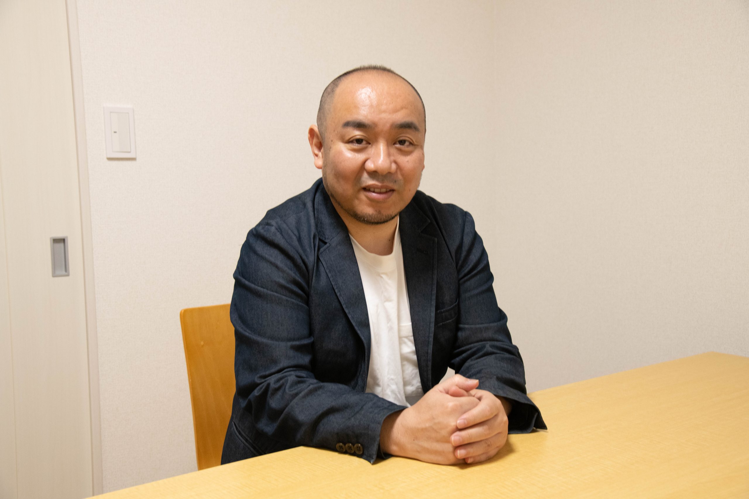 事務業務を在宅ワーカーに切り出し、半年でコア業務に専念できる環境へと大きく変化。コスト削減とリスク分散も実現。