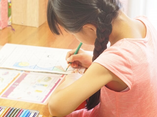 勉強しているこども