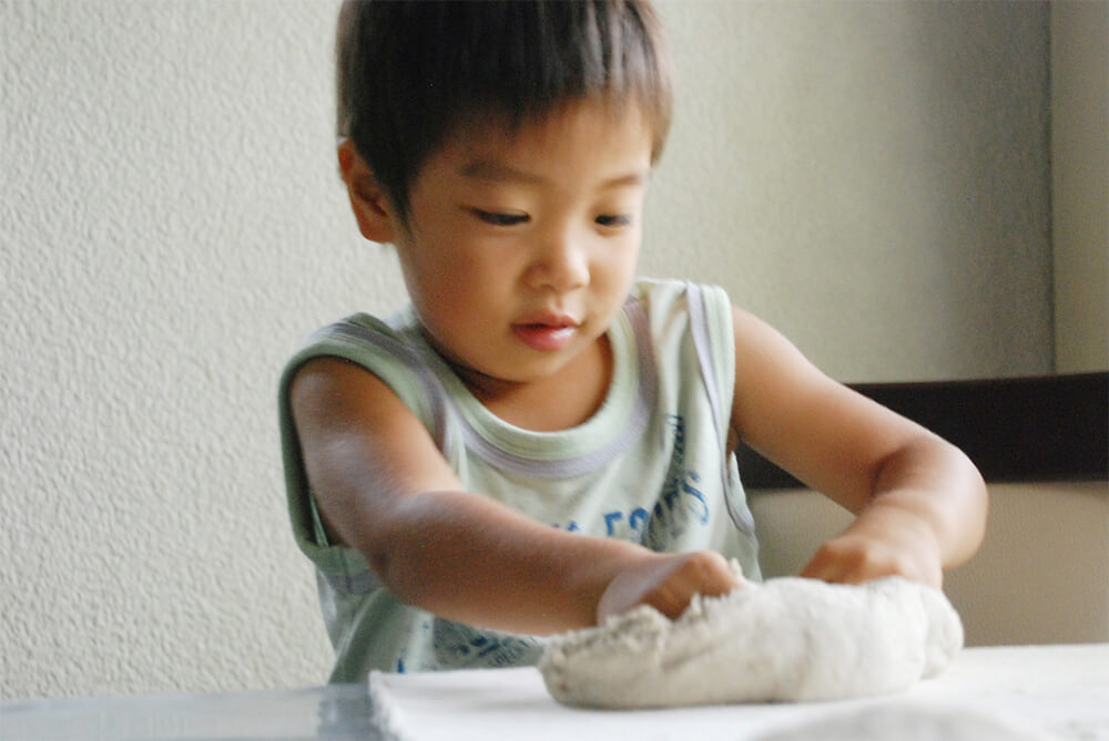 お料理に夢中な男の子
