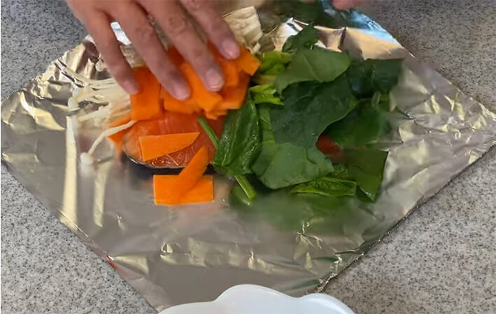 具材をアルミホイルで包んでいきます。